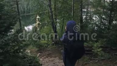 游客在森林中拍摄风景。 一个白种人的女人拍摄漂亮的魔术外观。 女孩拍照视频