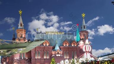 圣诞节新年假期照明和国家历史博物馆铭文俄罗斯在晚上，靠近<strong>克里姆林</strong>宫在莫斯科