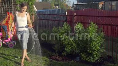 女人在草坪上浇水
