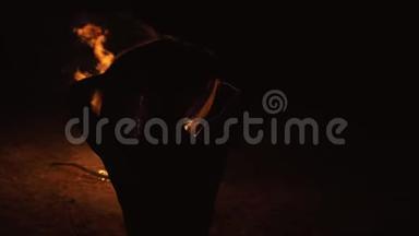 神秘女人黑色背景的剪影，火焰，火花，轮廓轮廓。 户外慢速运动
