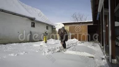 打扫卫生的人在院子里铲雪