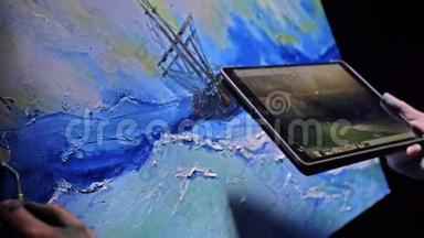 艺术家复制主义绘画海景与船在海洋。 工匠装饰师在蓝色的海面上画着船帆