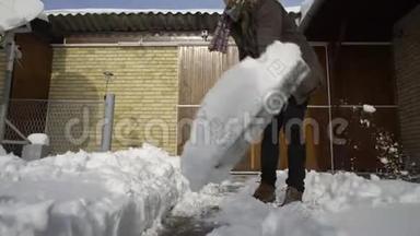 打扫卫生的人在院子里<strong>铲雪</strong>