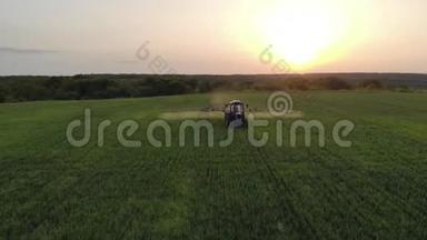 日落时用喷雾器、除草剂和<strong>杀虫</strong>剂喷洒农用拖拉机的空中景观。 农业机械