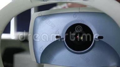 现代自动化医疗机器检查眼球。 在专业医疗设备屏幕上进行眼睛检查测试。