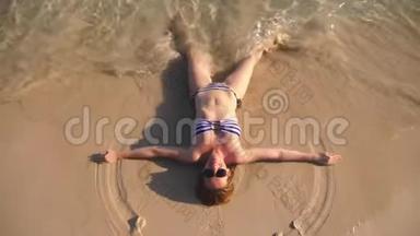 金发女孩穿着泳衣和黑色太阳镜在海边的白色沙滩度<strong>假</strong>。 漂亮的<strong>模特</strong>