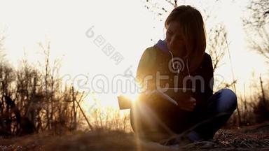 美丽的<strong>少女</strong>，坐在公园里的一片落叶上，<strong>看书</strong>，晚霞淡淡.. 概念女孩自由职业者