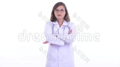 幸福美丽的女医生戴着眼镜，双臂交叉微笑