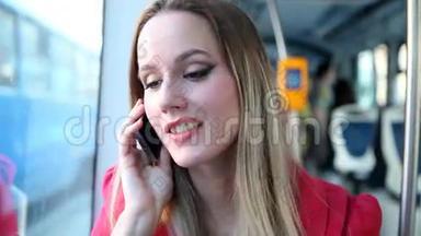 年轻的金发女子骑着电车，在手机、手机、手机上说话，拿着眼镜