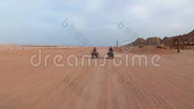 在埃及沙漠里骑着一只四边形。 第一人称观点。 骑着ATV自行车。