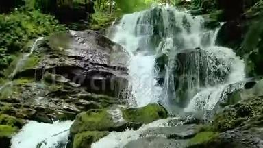 瀑布溅落在山林中的石头上.