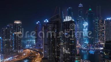 鸟瞰迪拜码头住宅和<strong>写字楼</strong>摩天大楼，可欣赏海滨夜景