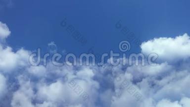 在云层中飞行，镜头在云层中移动，视频循环