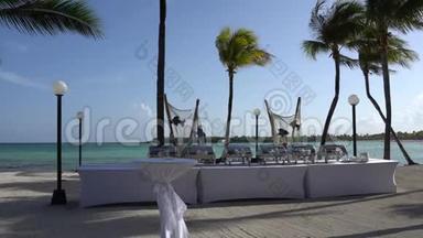 热带海岸豪华度假酒店海滩景观。 椰子树的叶子随风飘动在蓝天上
