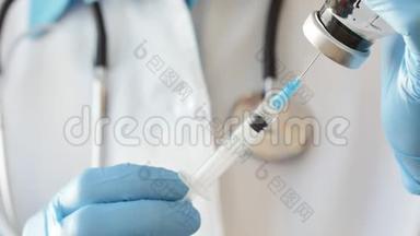 医生双手戴防护手套，用药物填充注射器。