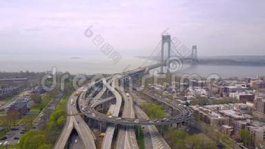 在<strong>纽约</strong>市布鲁克林的VerrazanoBidge和立交桥的<strong>空</strong>中景观。 <strong>纽约</strong>哈德逊河上<strong>空</strong>。