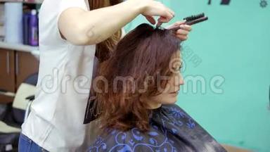 理发师用矫直机在美容美发店里理发