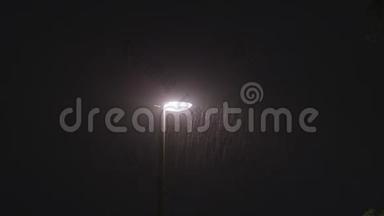 雨夜。 单独的灯柱