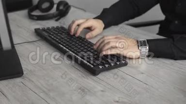 年轻的商人或穿着衬衫坐在<strong>电脑显示</strong>器旁的学生。 在办公室的一张桌子上工作