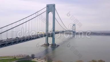 在纽约市布鲁克林的VerrazanoBidge和立交桥的空中景观。 纽约哈德逊河上空。