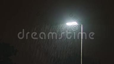 雨夜。 单独的灯杆