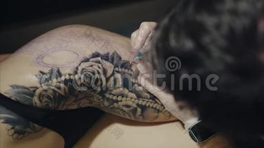 手套上纹身图案的纹身艺术家的特写