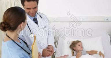 生病的小女孩和护士和医生躺在床上