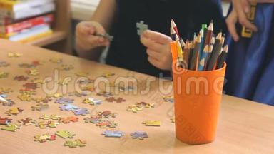 幼儿玩智力游戏收集拼图.
