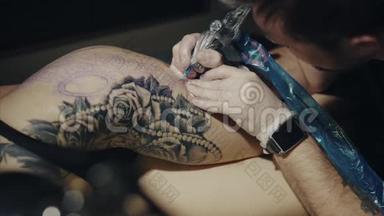 手套上纹身图案的纹身艺术家的特写