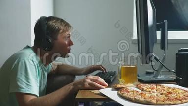 技术、游戏、娱乐、游戏和人的概念。 一个年轻人在家玩电脑游戏，喝啤酒