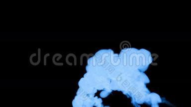 许多流动的荧光蓝墨水或<strong>烟雾</strong>，隔离在黑色的缓慢<strong>运动</strong>。 颜色混合在水中。 使用墨水