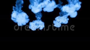 许多流动的荧光蓝墨水或烟雾，隔离在黑色的缓慢运动。 蓝色颜料混合在水中。 用途