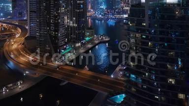 鸟瞰迪拜码头住宅和写字楼摩天大楼，可欣赏海滨夜景