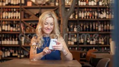 酒吧或餐馆里有智能手机的女人