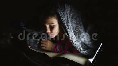 十几岁的孩子看书，晚上用手电筒躺在毯子下看书