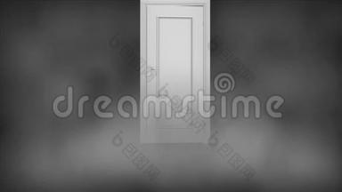 门在浓雾中。 神秘门打开了