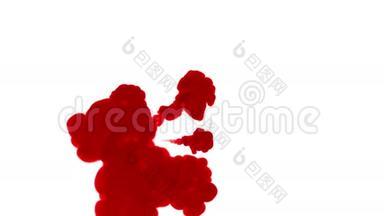 特写镜头。 红色书写墨水在水中融合，在缓慢的运动中移动。 背景或背景用于烟雾