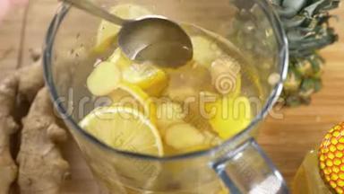 有人用柠檬、姜根和菠萝做手工饮料。 4k