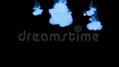 许多流动的荧光蓝墨水或<strong>烟雾</strong>，隔离在黑色的缓慢<strong>运动</strong>。 颜色漂浮在水中。 使用墨水