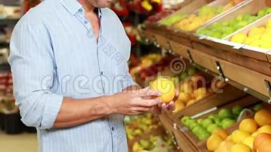 人在超市里摘水果.