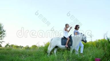 妈妈和女儿在田里走来走去，女儿骑着一匹<strong>小马</strong>，妈妈抱着一匹<strong>小马</strong>做缰绳