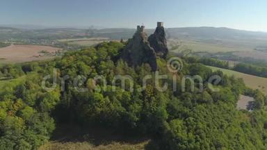 国家公园捷克<strong>乐园</strong>哥特式<strong>城堡</strong>特罗斯基的废墟。 捷克共和国中世纪纪念碑的鸟瞰图。