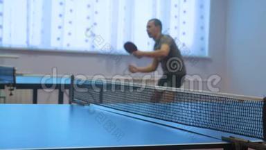 乒乓球反手概念生活方式.. 焦点模糊的人打乒乓球运动活跃
