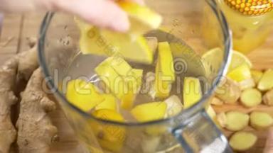有人用柠檬、姜根和菠萝<strong>做手工</strong>饮料。 4k