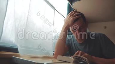 人在火车<strong>长途旅行</strong>中看书.. 铁路<strong>旅行</strong>概念教练火车<strong>旅行</strong>。 从窗户看到美丽的景色