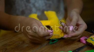 手工制作的女孩缝制毛毡字母