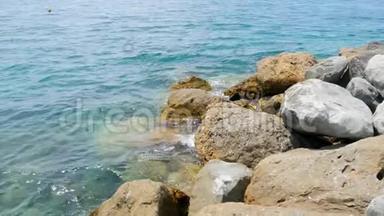 正面看<strong>海浪</strong>在<strong>岩石</strong>上破碎。 <strong>岩石</strong>与大海中的大石头和波浪与泡沫。