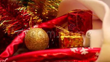 闪闪发亮的多色新年和圣诞树装饰品。