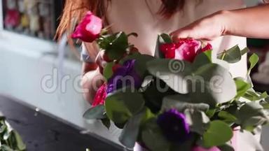 花艺女郎在花艺沙龙做花盒，特写