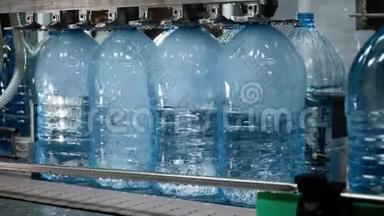 塑料瓶厂。 塑料瓶自动灌装机。